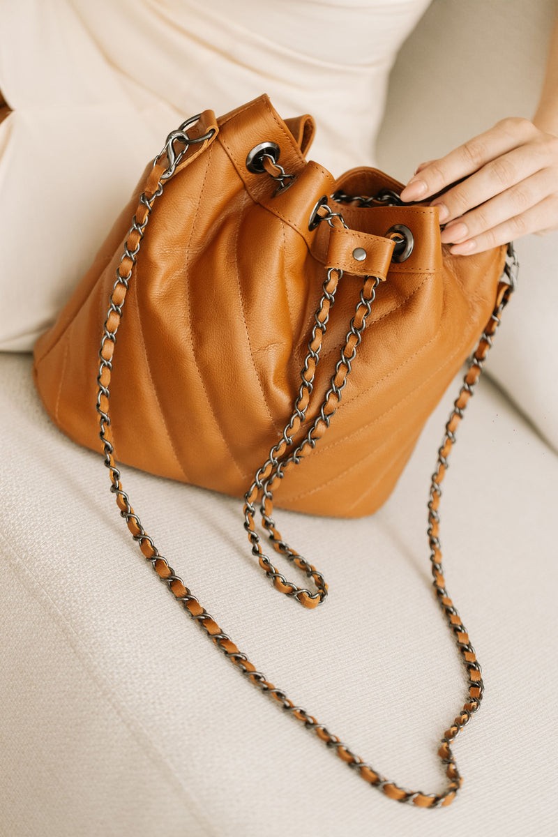Bolsa bucket grande de couro caramelo Bella