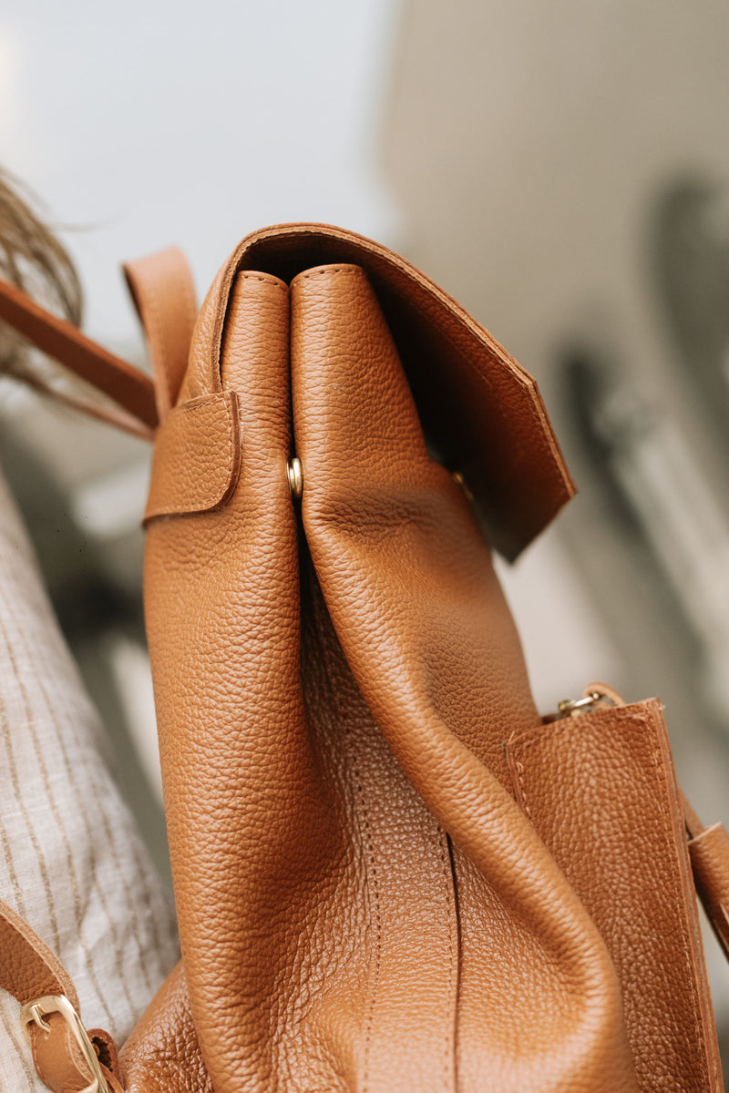 Mochila feminina de couro caramelo Rafaela