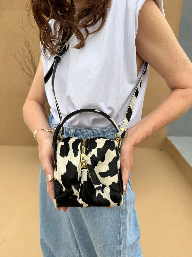 Bolsa  feminina de couro animal print vaquinha Monique