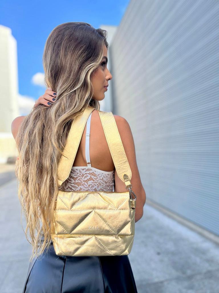 Bolsa feminina de couro transversal e matelassê dourada Elisa