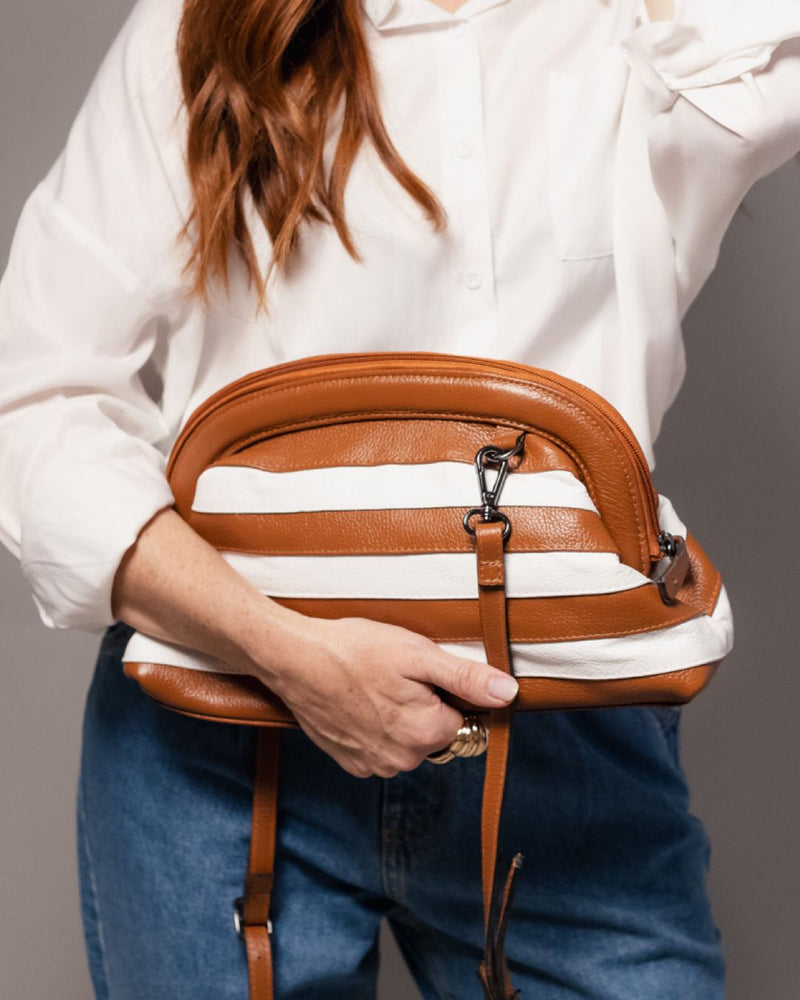 Bolsa feminina tiracolo couro listrada caramelo e branco Isis