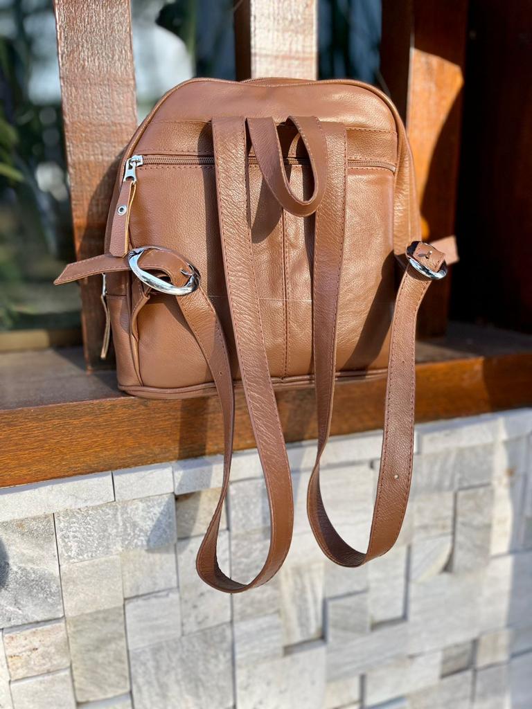 Mochila feminina de couro caramelo Mariana